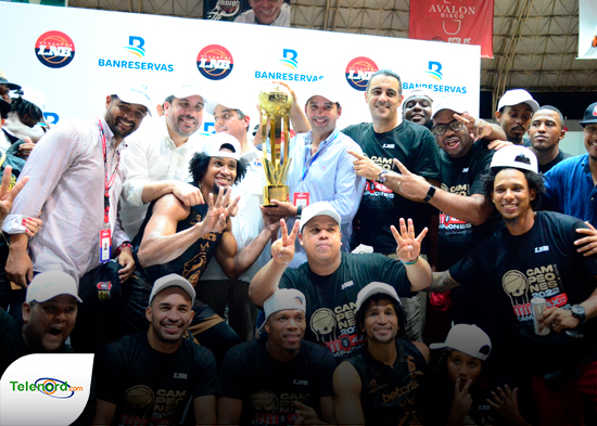 Leones de Santo Domingo celebran su título de campeón de la LNB