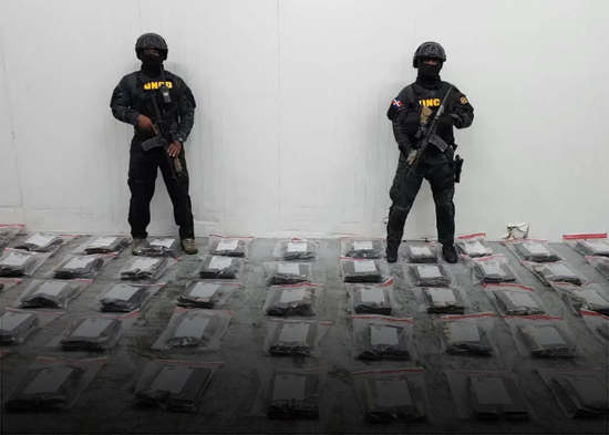 Ocupan otras 591 láminas cocaína camufladas en cajas de bananos