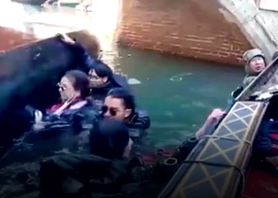VIDEO: Turistas terminan en el agua tras volcarse su góndola en Venecia