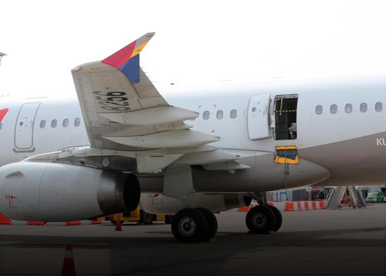 Surcoreano que abrió la puerta del avión antes de aterrizar dice que quería bajarse rápido