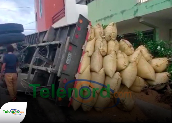 Camión cargado de arroz se vuelca en avenida Frank Grullón de SFM