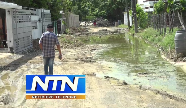 Denuncian inundación por tubo roto en la urbanización Campo Fernández