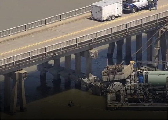 Barcaza choca contra puente y causa derrame petrolero en Texas