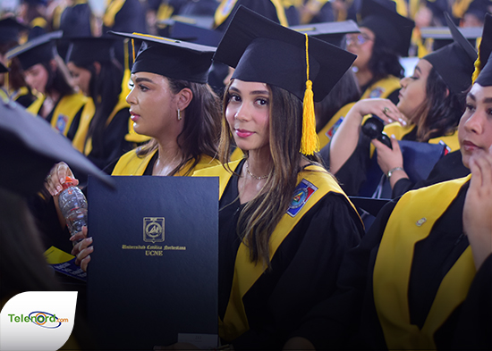 Eileen Mercedes Pantaleón se graduó como doctora en medicina