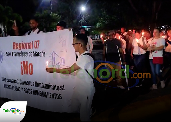Postulantes del banco elegible realizan encendido de velas exigiendo nombramientos