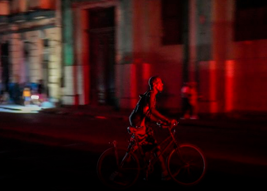 Colapsa de nuevo el sistema eléctrico de Cuba, cuarto apagón nacional en seis meses