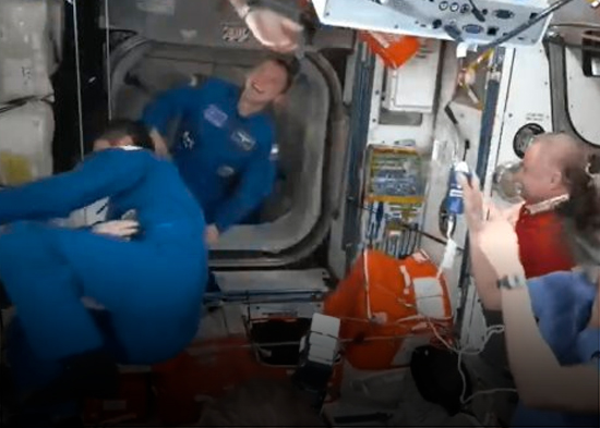 Misión enviada por SpaceX llega a los astronautas de la NASA varados desde hace nueve meses