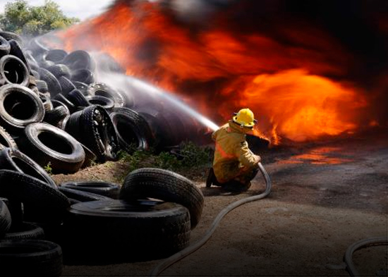 Incendio afecta depósito de neumáticos en Palmarejo Villa Linda