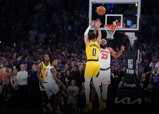 Pacers empatan con tiro de Haliburton y superan 138-135 a Knicks en alargue al abrir final del Este