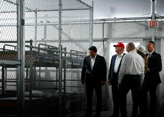 Trump visita prisión para inmigrantes en humedal de Florida en medio de burlas sobre caimanes
