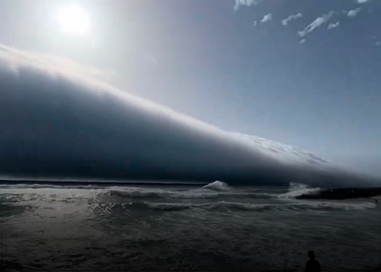 Un raro 'tsunami' de nubes sorprende a bañistas en Portugal