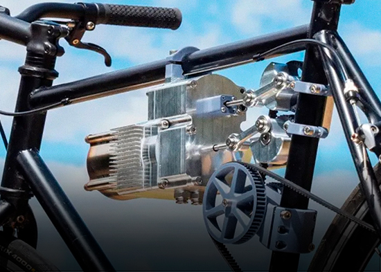 Ingeniero adapta motor de hace 200 años para impulsar una bicicleta sin combustible ni electricidad