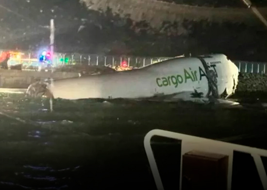 Dos trabajadores mueren tras accidente de un avión de carga en el aeropuerto de Hong Kong