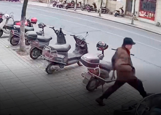 Karma instantáneo: intenta dañar una moto y termina en el suelo (VIDEO)