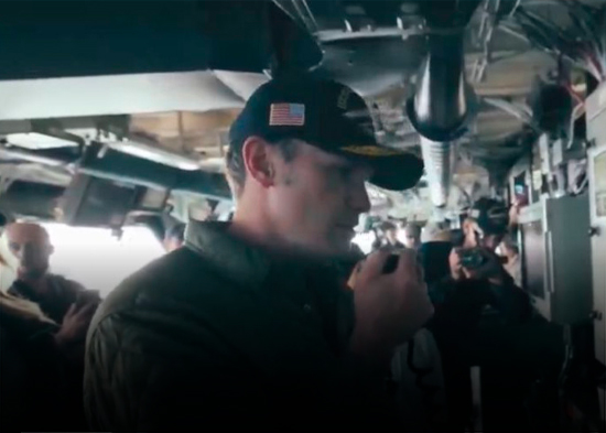 Secretario de Guerra estadounidense visita portaaviones de EEUU desplegado en el Caribe