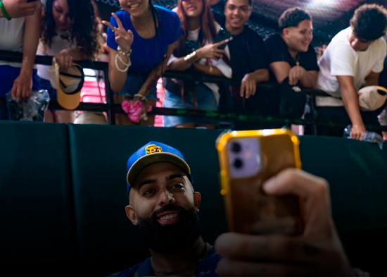 Eladio Carrión impacta la vida de cientos de niños con la quinta edición de SauceGiving