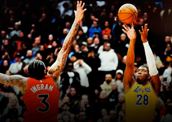 Hachimura aporta triple al final y Lakers superan a Raptors 123-120