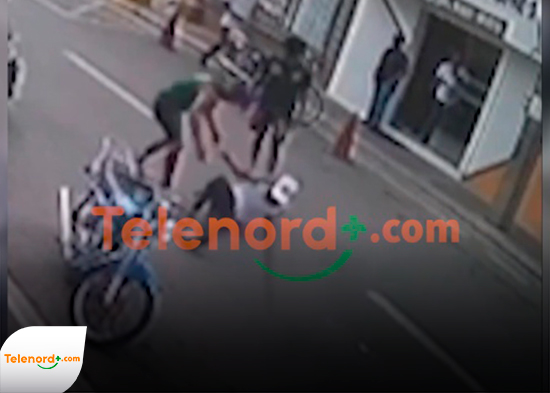 Cámaras de seguridad capta momento donde hieren joven de una estocada frente a Caribe tours de SFM 