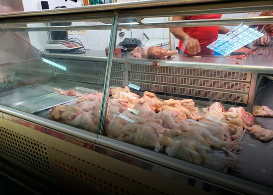 Pequeños productores avícolas de Moca insisten en que continúa la escasez de pollo