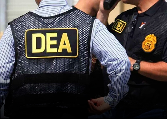 Exagente de la DEA acusado de conspirar para lavar millones de dólares y obtener armas para el carteles