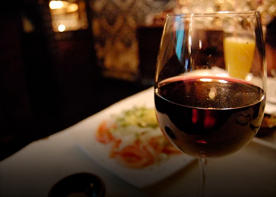 Vino y dieta moderada reducen mortalidad, indica estudio