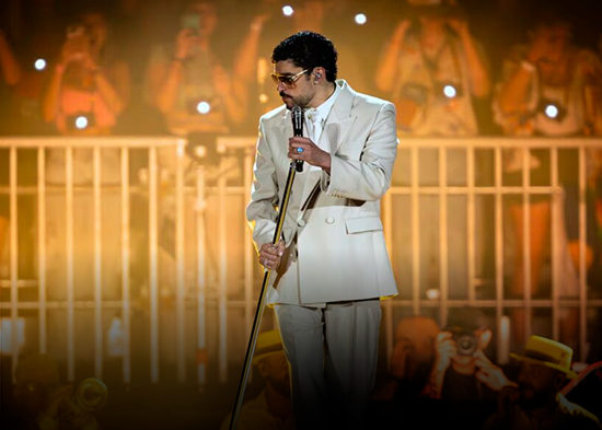 Bad Bunny rinde homenaje a Willie Colón durante concierto en Brasil