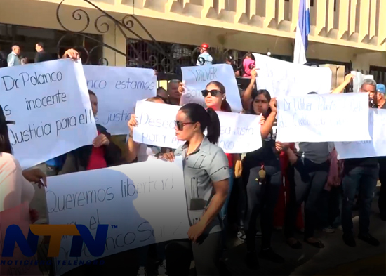 Protestan frente al Palacio de Justicia clamando la libertad del Dr. Wilbert Polanco
