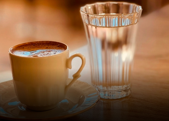 ¿Agua o café al despertar? Qué recomiendan los expertos para controlar el azúcar en sangre