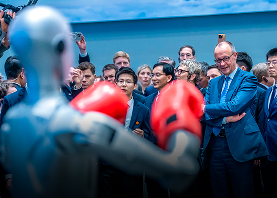 VIDEO: Robots chinos muestran su destreza en kung-fu ante Merz