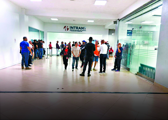 Proceso para obtener la nueva licencia provoca críticas de solicitantes en Santiago