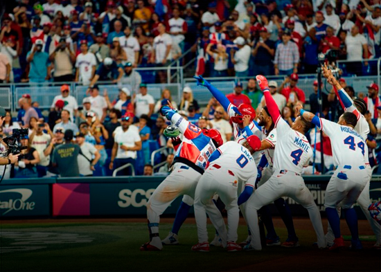 "El platano power", grito de guerra de fanáticos dominicanos en Clásico Mundial de Béisbol