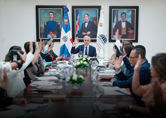 Gobierno apuesta por educación digital y propone regular uso de celulares en centro educativos