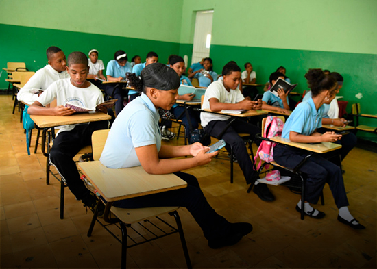 ADP respalda propuesta de regular uso de celulares en las aulas
