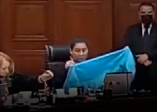 Ministra mexicana dobla su ropa en plena sesión de la Suprema Corte