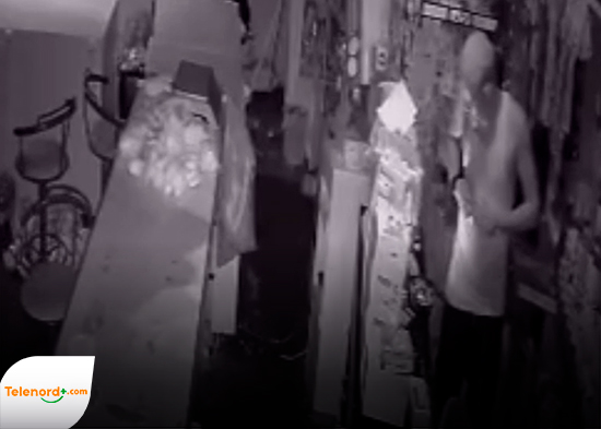 Cámaras captan joven perpetrando robo dentro de un colmado en el sector Pueblo Nuevo SFM