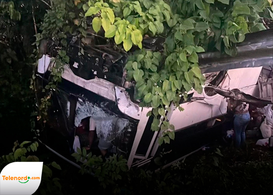 Accidente causa vuelco de autobús en la Autopista del Nordeste