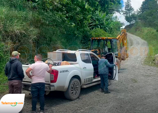 Productores de Naranjo Dulce acondicionan carretera con sus propios recursos y claman ayuda del Gobierno