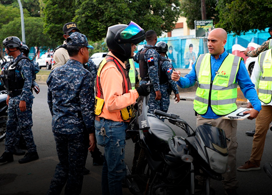 14 haitianos detenidos durante operativo en DN contra paradas ilegales de motocicletas
