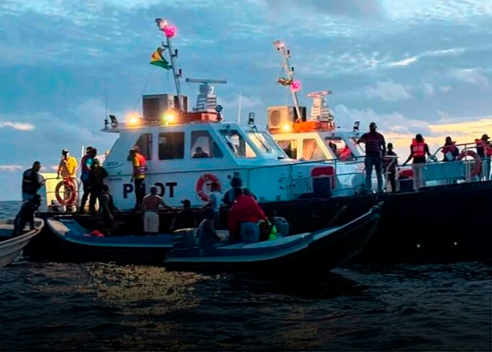 Rescatan a 67 personas, entre ellas 15 niños, tras volcar ferry con 133 viajeros en Guyana