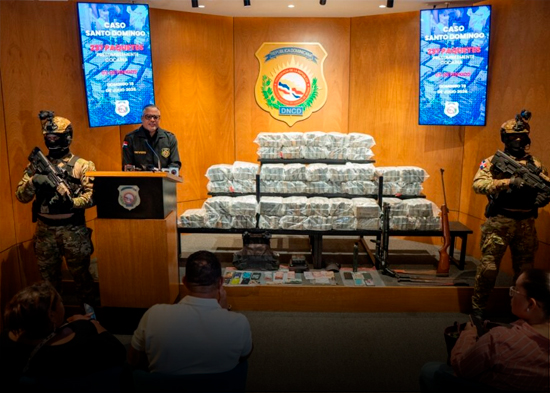 DNCD ocupa 237 paquetes de presunta cocaína tras persecución en Santo Domingo; tres hombres fueron arrestados