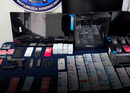 Incautan cientos de moldes y licencias "falsas" en Santiago