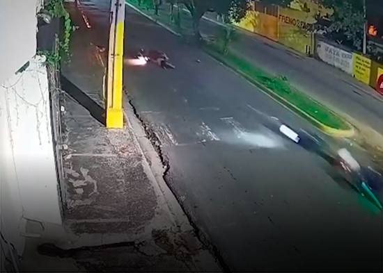 Joven en estado delicado tras accidente entre motocicletas captado por cámaras de seguridad
