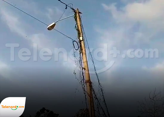 ¡Peligro! Residentes denuncian peligro por poste deteriorado; exigen respuesta de Edenorte